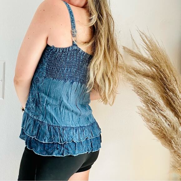 VINTAGE Cute Options Blue Denim Chambray Embroidered Ruffle Tank Top Blouse M - Picture 2 of 9